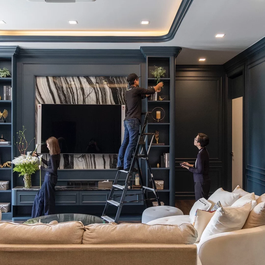Home Styling: การจัดวางเฟอร์นิเจอร์และของตกแต่งในห้องนั่งเล่นโดยนักออกแบบมืออาชีพ