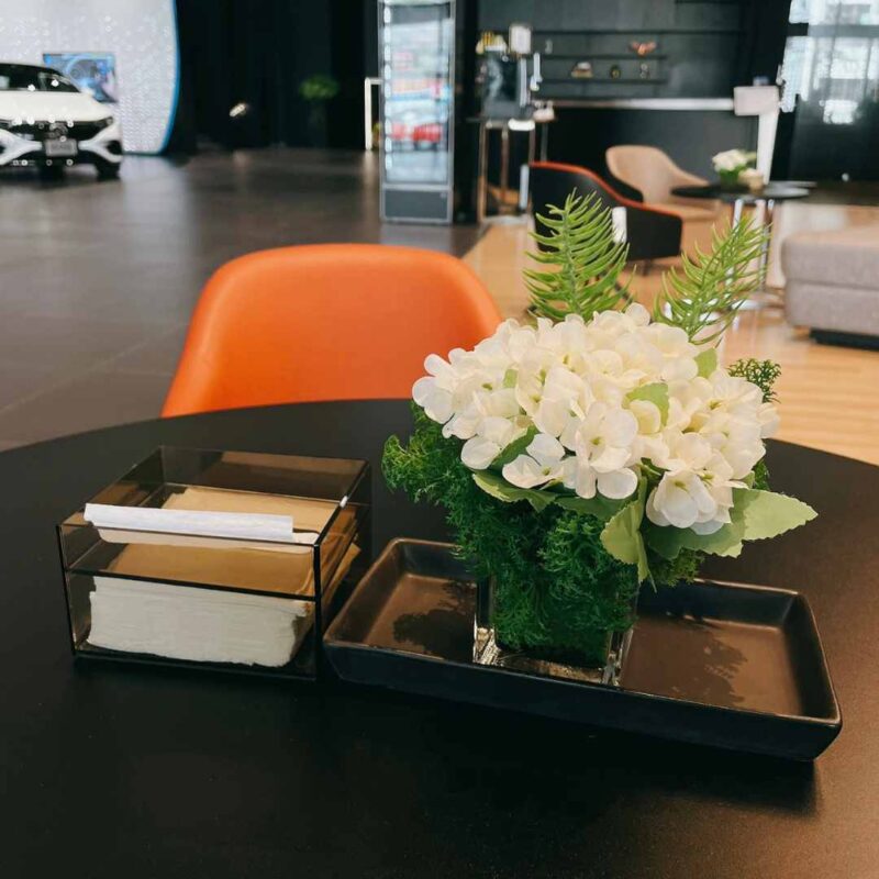 ตกแต่งโชว์รูม Mercedes-Benz วิภาวดี ด้วยต้นไม้ปลอมและดอกไม้ปลอม โดย Livingstyle Studio