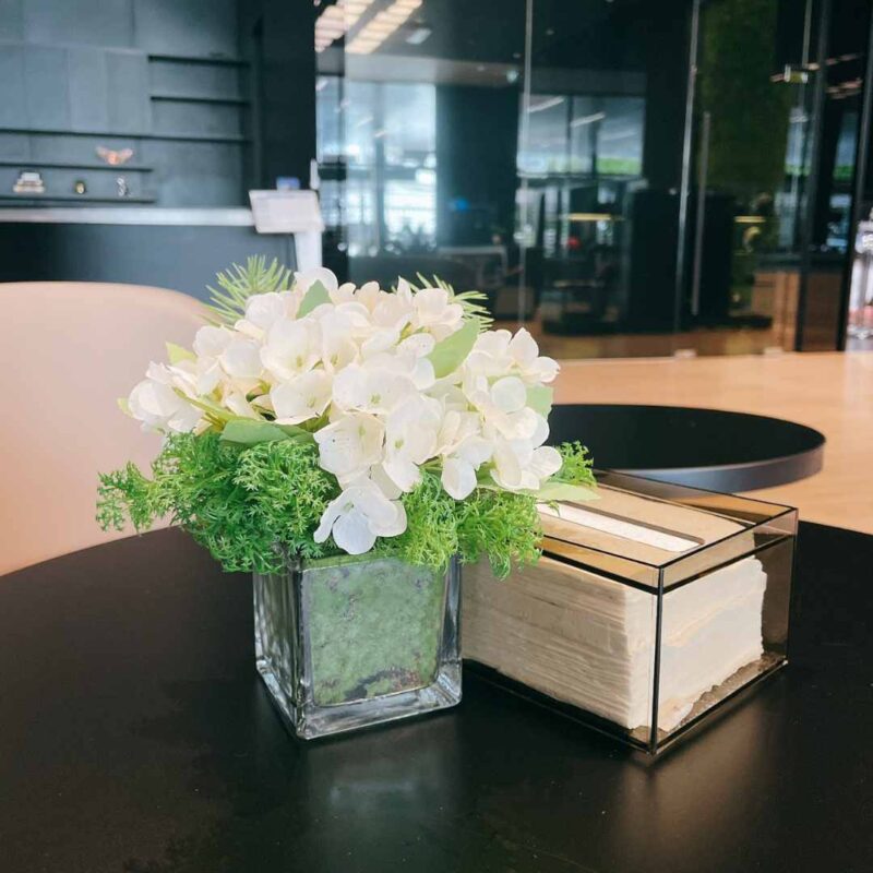 ตกแต่งโชว์รูม Mercedes-Benz วิภาวดี ด้วยต้นไม้ปลอมและดอกไม้ปลอม โดย Livingstyle Studio