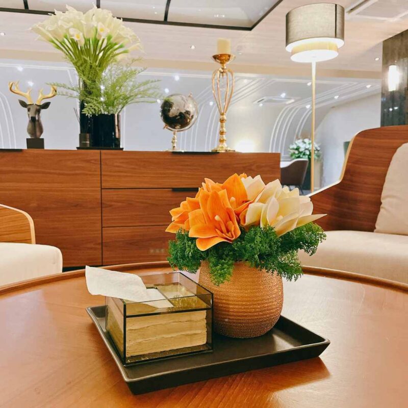 ตกแต่งโชว์รูม Mercedes-Benz วิภาวดี ด้วยต้นไม้ปลอมและดอกไม้ปลอม โดย Livingstyle Studio