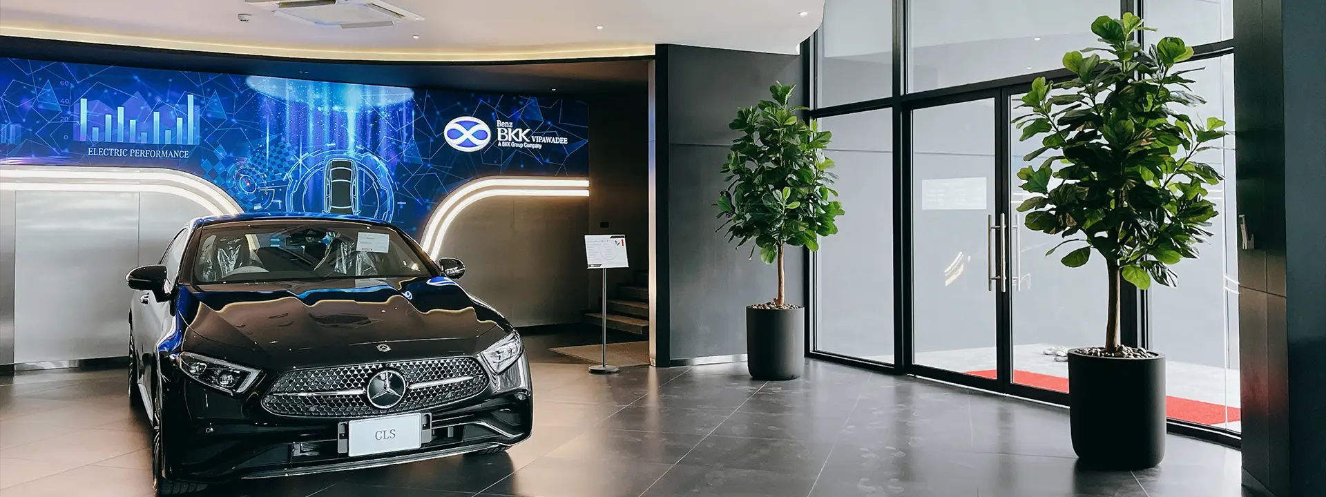 ต้นไม้ประดิษฐ์ตกแต่งโชว์รูมรถยนต์ Benz วิภาวดี โดย LivingStyle Studio