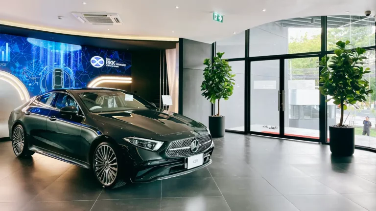 โชว์รูม Mercedes-Benz วิภาวดี ตกแต่งด้วยต้นไม้ประดิษฐ์ โดย Livingstyle Studio เหตุผล: ควรบอกว่า อะไรอยู่ในภาพ + โครงการนี้เกี่ยวข้องกับอะไร + แบรนด์ของเรา