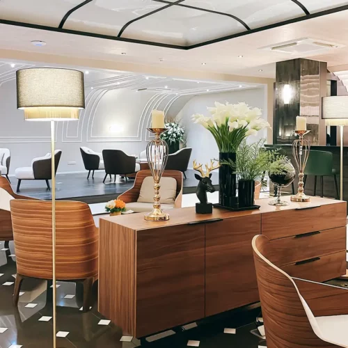 มุมตกแต่งโชว์รูม Mercedes-Benz วิภาวดี ด้วยดอกไม้ประดิษฐ์และต้นไม้ประดิษฐ์ สไตล์หรูเรียบโดย Livingstyle Studio