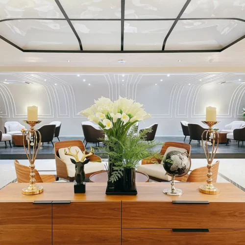 ตกแต่งโชว์รูม Mercedes-Benz วิภาวดี ด้วยต้นไม้ปลอมและดอกไม้ประดิษฐ์ โดย Livingstyle Studio