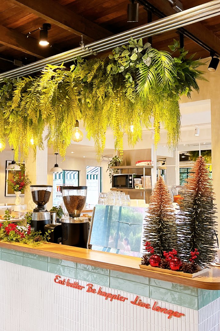 ตกแต่งคาเฟ่ Prove ด้วยดอกไม้และต้นไม้ประดิษฐ์ โดย livingstylestudio