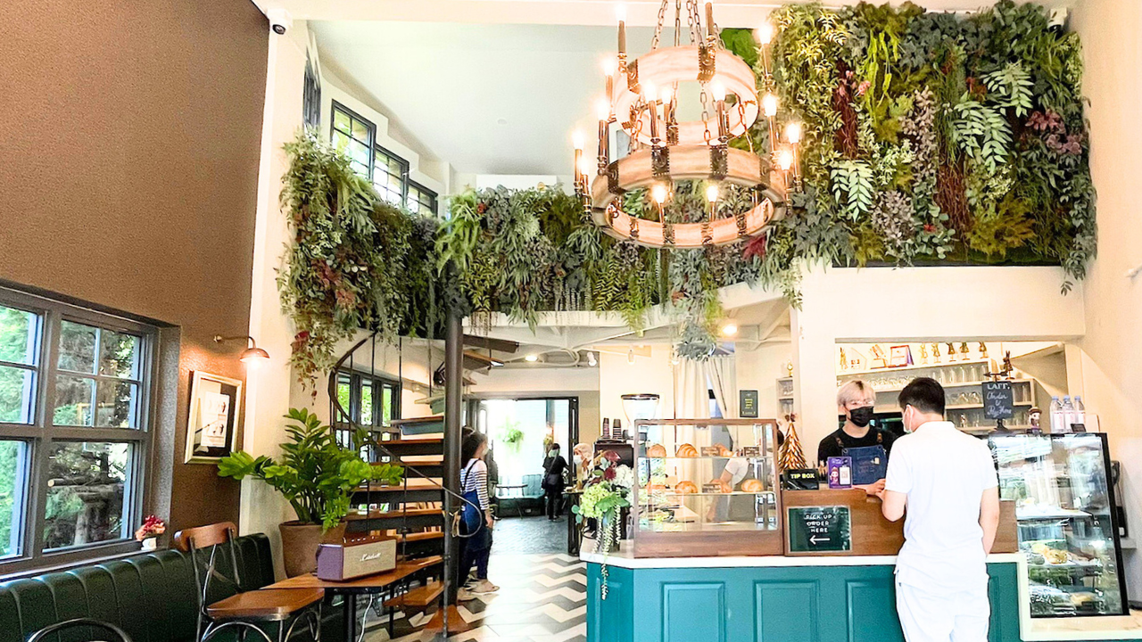 เติมชีวิตให้ผนังโล่ง ๆ ด้วย สวนแนวตั้ง ตกแต่งร้านอาหารแบบ Vertical Garden
