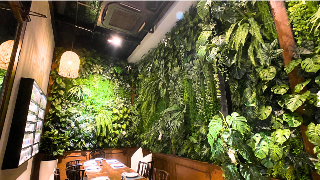 เติมชีวิตให้ผนังโล่ง ๆ ด้วย สวนแนวตั้ง ตกแต่งร้านอาหารแบบ Vertical Garden