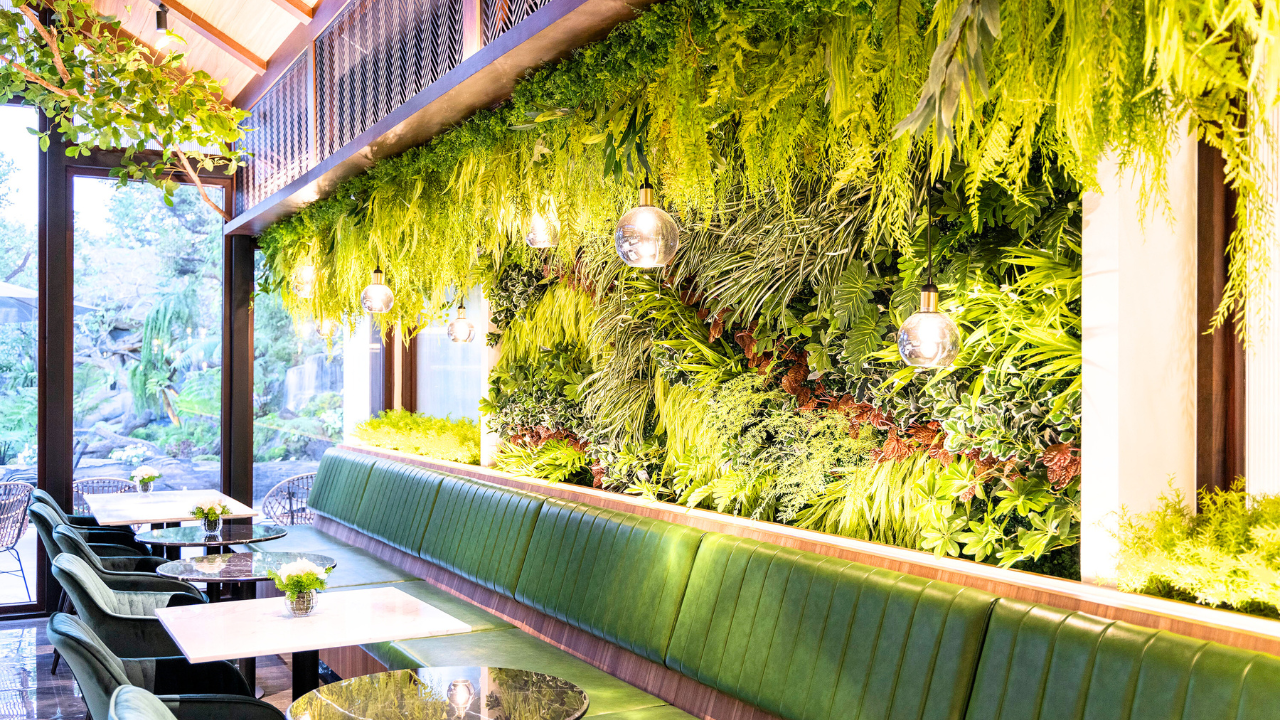 เติมชีวิตให้ผนังโล่ง ๆ ด้วย สวนแนวตั้ง ตกแต่งร้านอาหารแบบ Vertical Garden