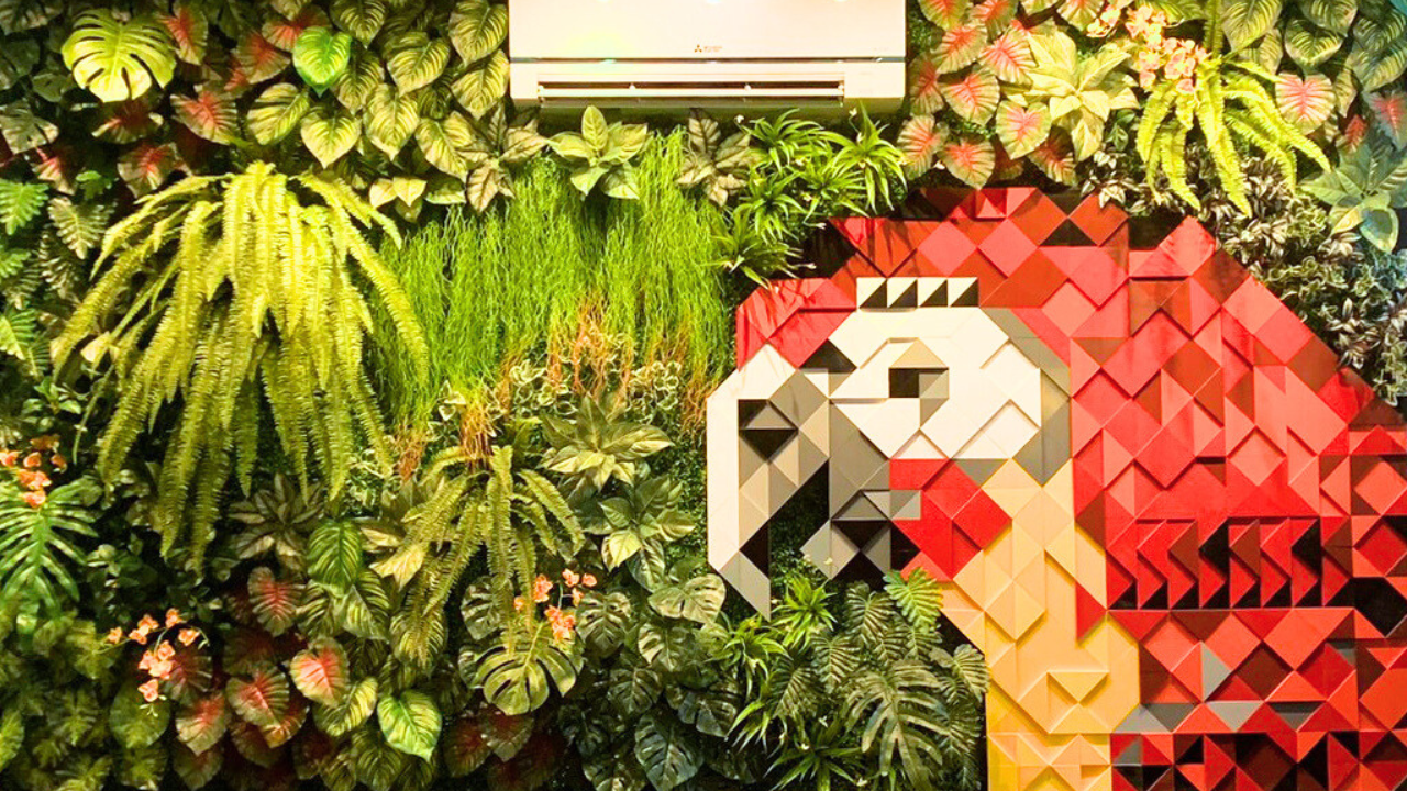 เติมชีวิตให้ผนังโล่ง ๆ ด้วย สวนแนวตั้ง ตกแต่งร้านอาหารแบบ Vertical Garden