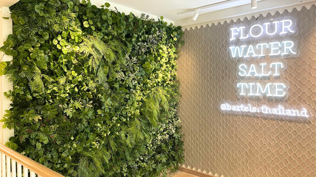 เติมชีวิตให้ผนังโล่ง ๆ ด้วย สวนแนวตั้ง ตกแต่งร้านอาหารแบบ Vertical Garden