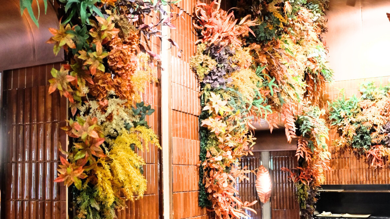 เติมชีวิตให้ผนังโล่ง ๆ ด้วย สวนแนวตั้ง ตกแต่งร้านอาหารแบบ Vertical Garden