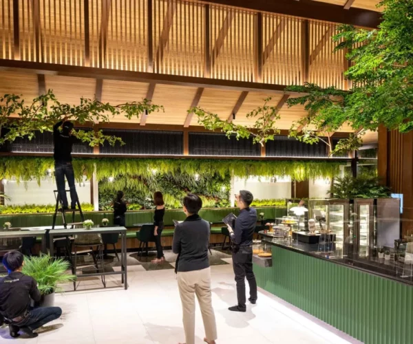 ผลงานตกแต่งร้านอาหารด้วยสวนแนวตั้งและต้นไม้ปลอม โดย Livingstyle Studio